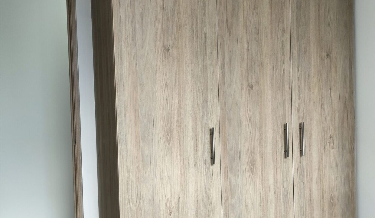 1000778182
