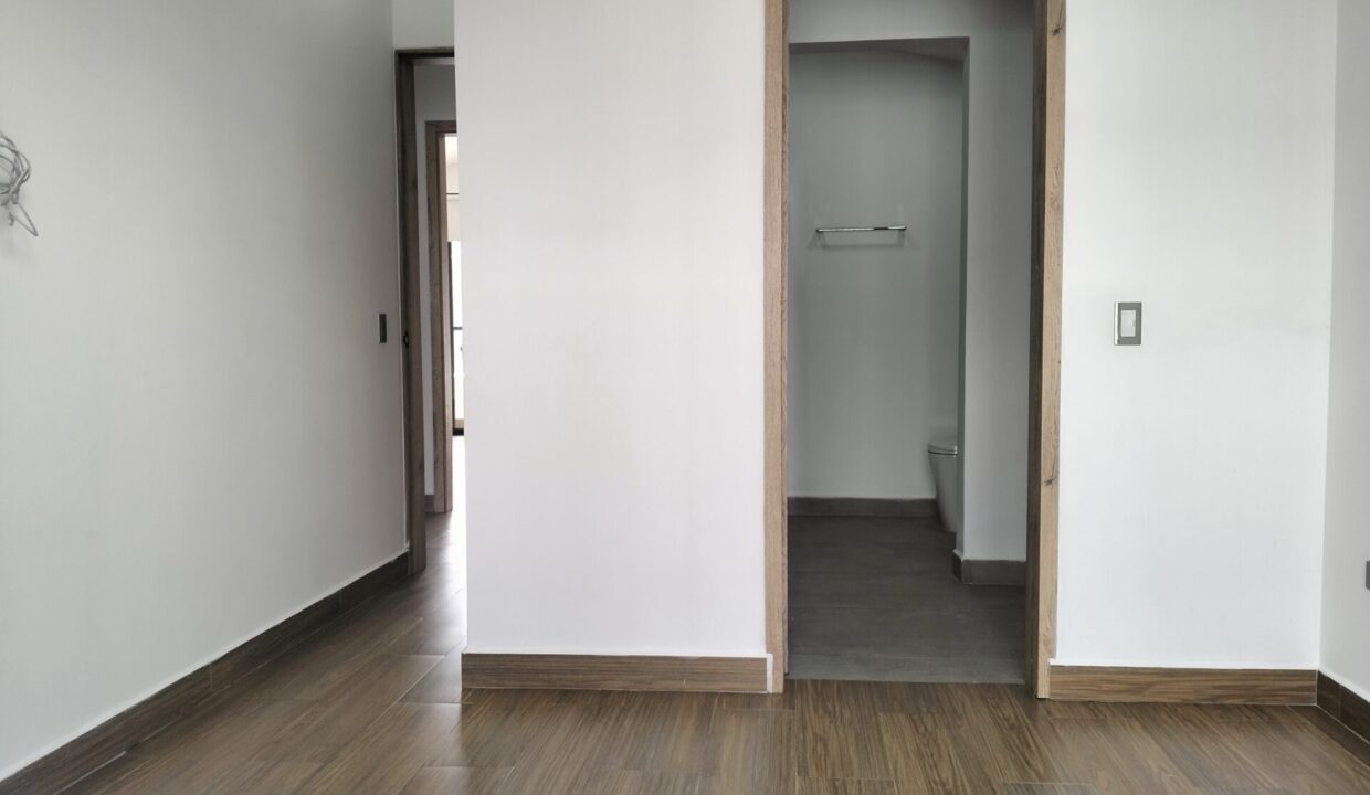 1000781185